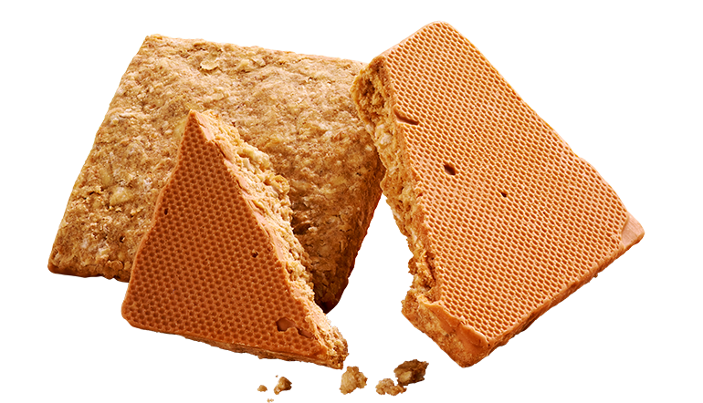Due barrette di cereali rettangolari e croccanti, una spezzata in due pezzi, con una superficie strutturata e qualche briciola.