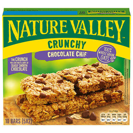 Scatola delle barrette di granola Nature Valley Crunchy Chocolate Chip con due barrette e gocce di cioccolato sul davanti.