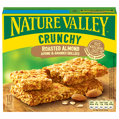 Scatola di barrette di granola Nature Valley Crunchy Roasted Almond, con immagine di barrette e mandorle sul fronte.