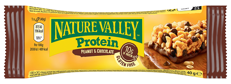 Barretta Nature Valley Protein Peanut & Chocolate in confezione gialla, etichettata senza glutine con 10 g di proteine per barretta.